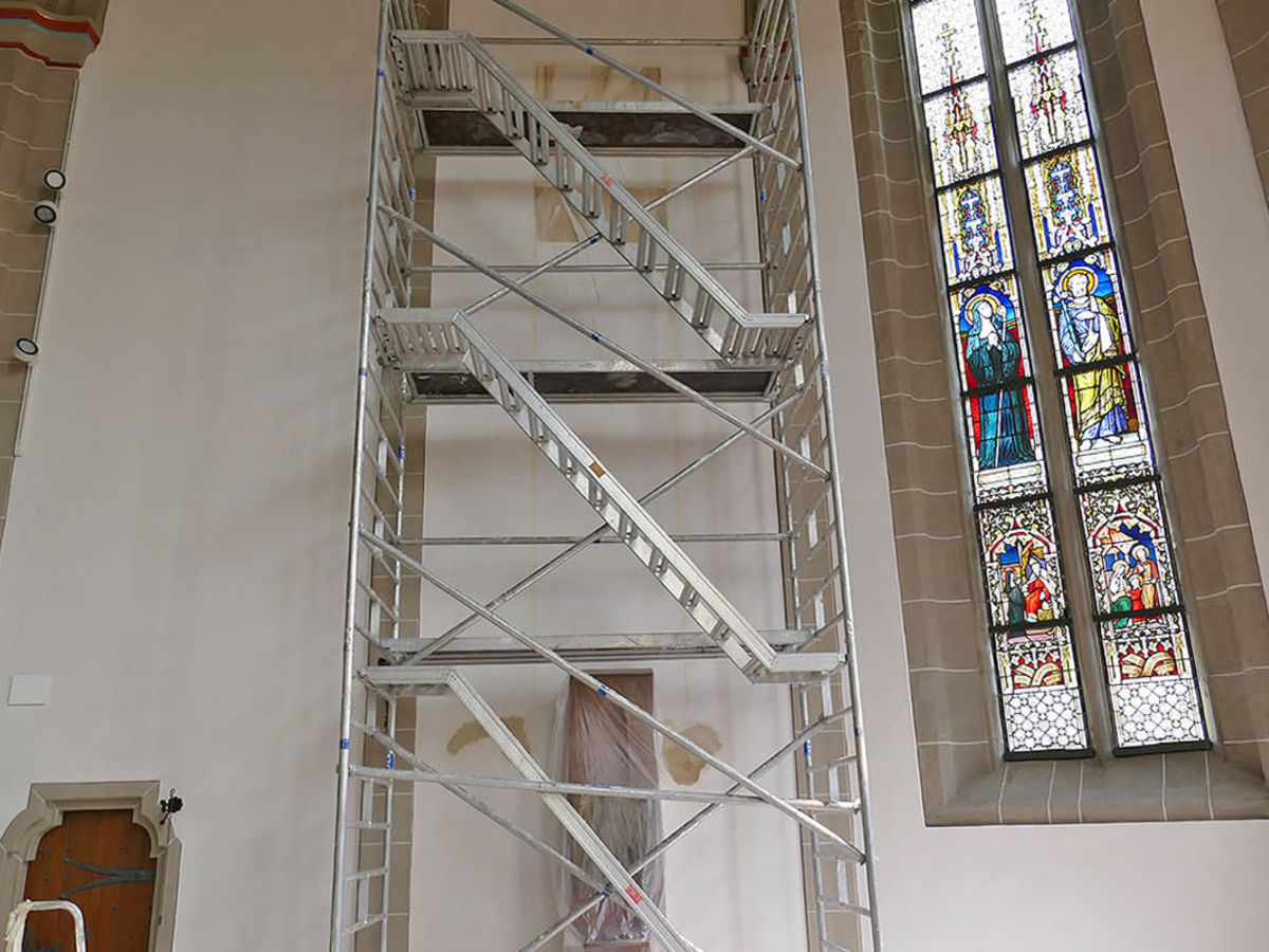 Malerischer Spiegel am Tabernakel in St. Crescentius (Foto: Karl-Franz Thiede)